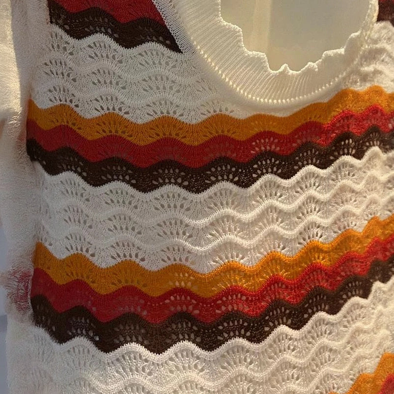 Gestreiftes Maxi-Strickkleid mit ausgestellten Ärmeln