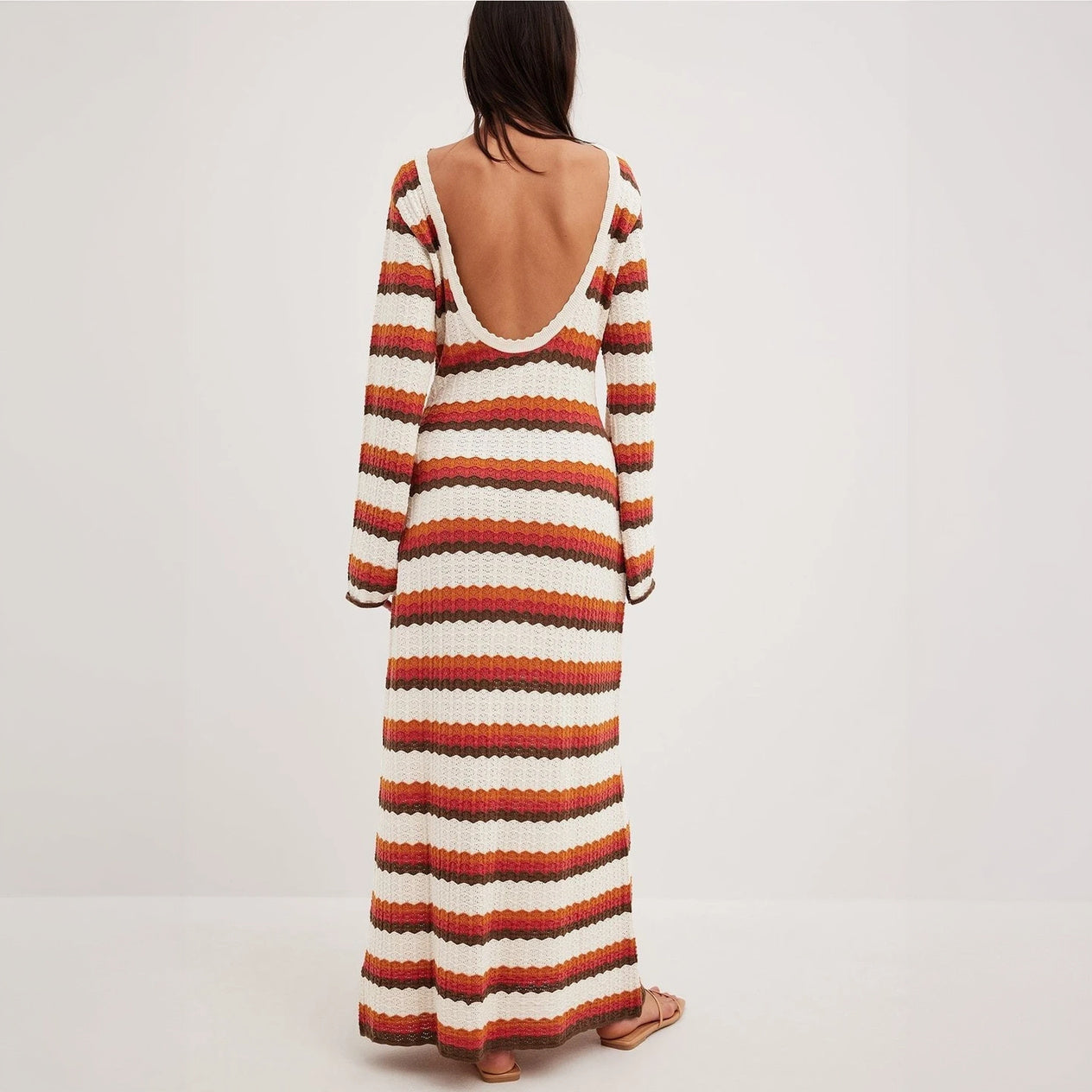 Gestreiftes Maxi-Strickkleid mit ausgestellten Ärmeln