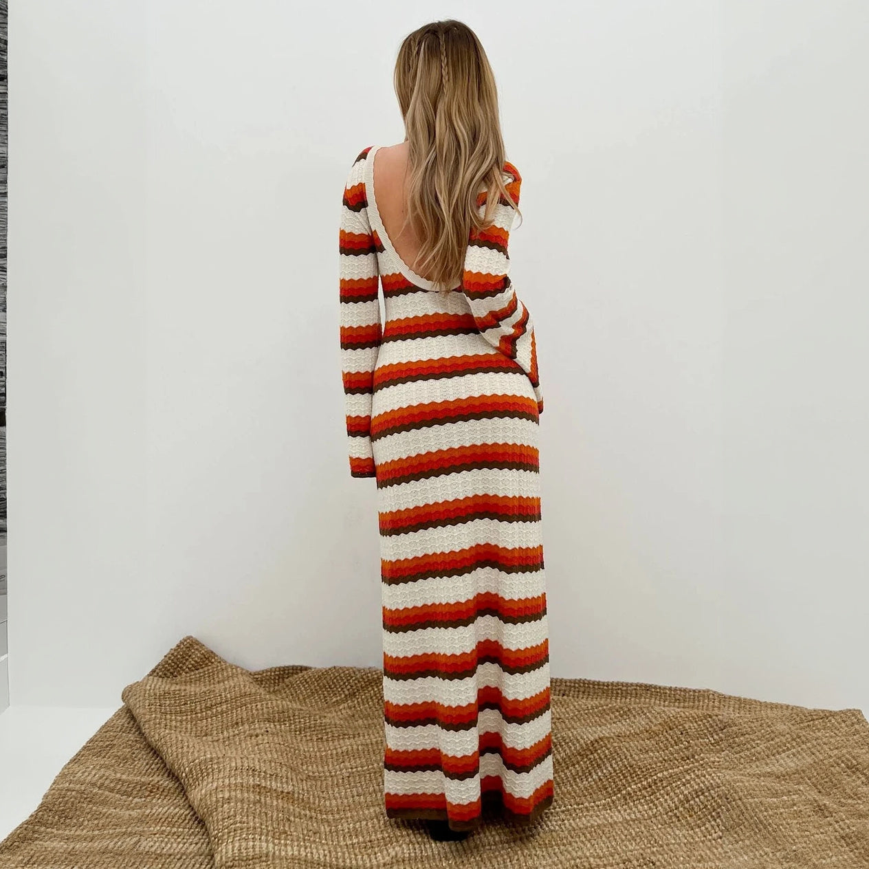 Gestreiftes Maxi-Strickkleid mit ausgestellten Ärmeln