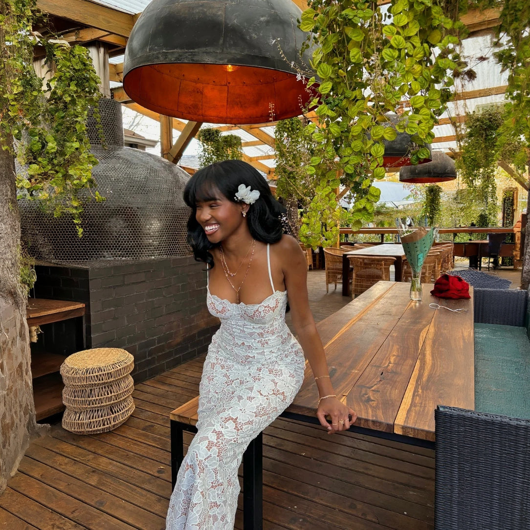 Anmutiges Kleid mit zarter Spitze