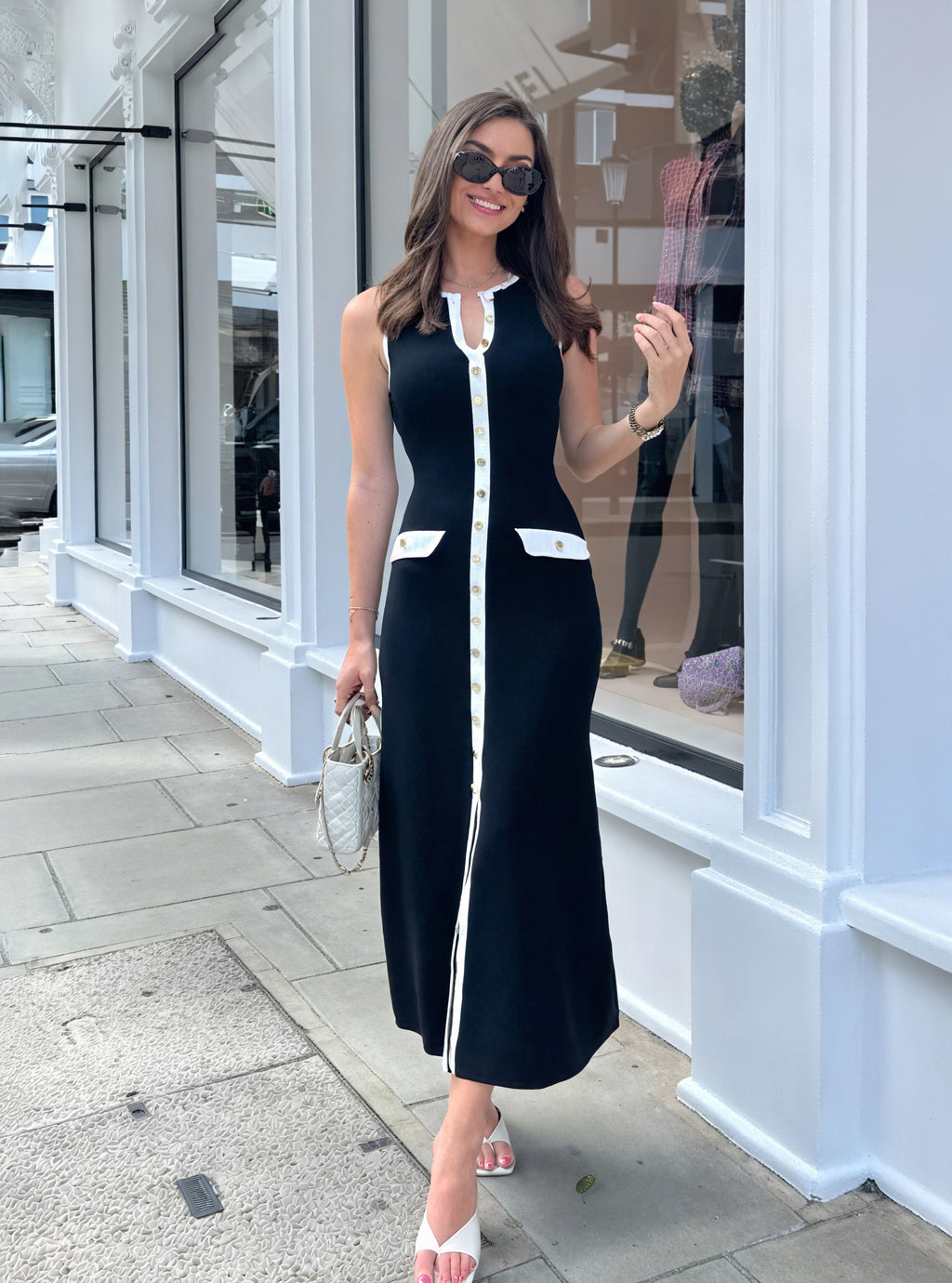 Ärmelloses Midikleid mit Knopfdetail