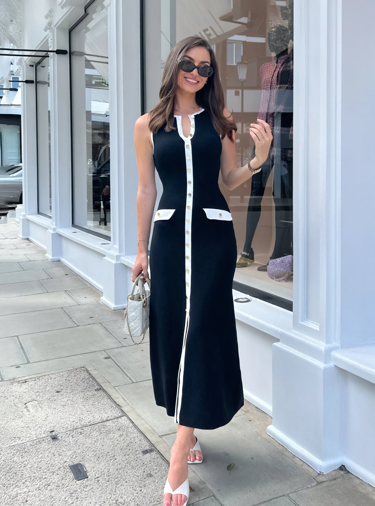 Ärmelloses Midikleid mit Knopfdetail