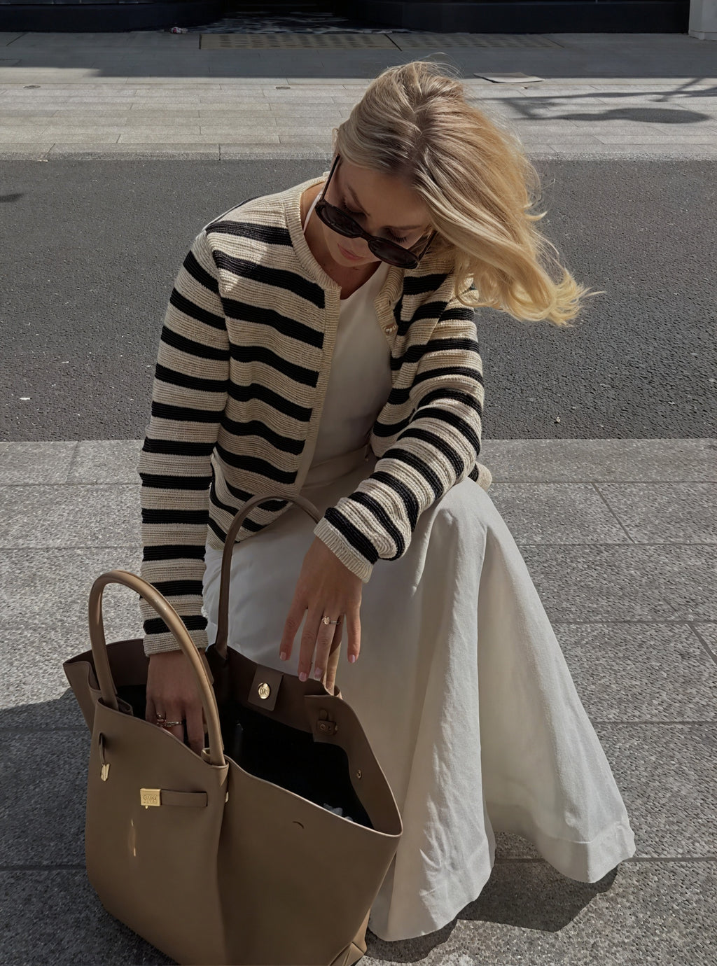 Gestreifte Strickjacke mit goldenen Knöpfen