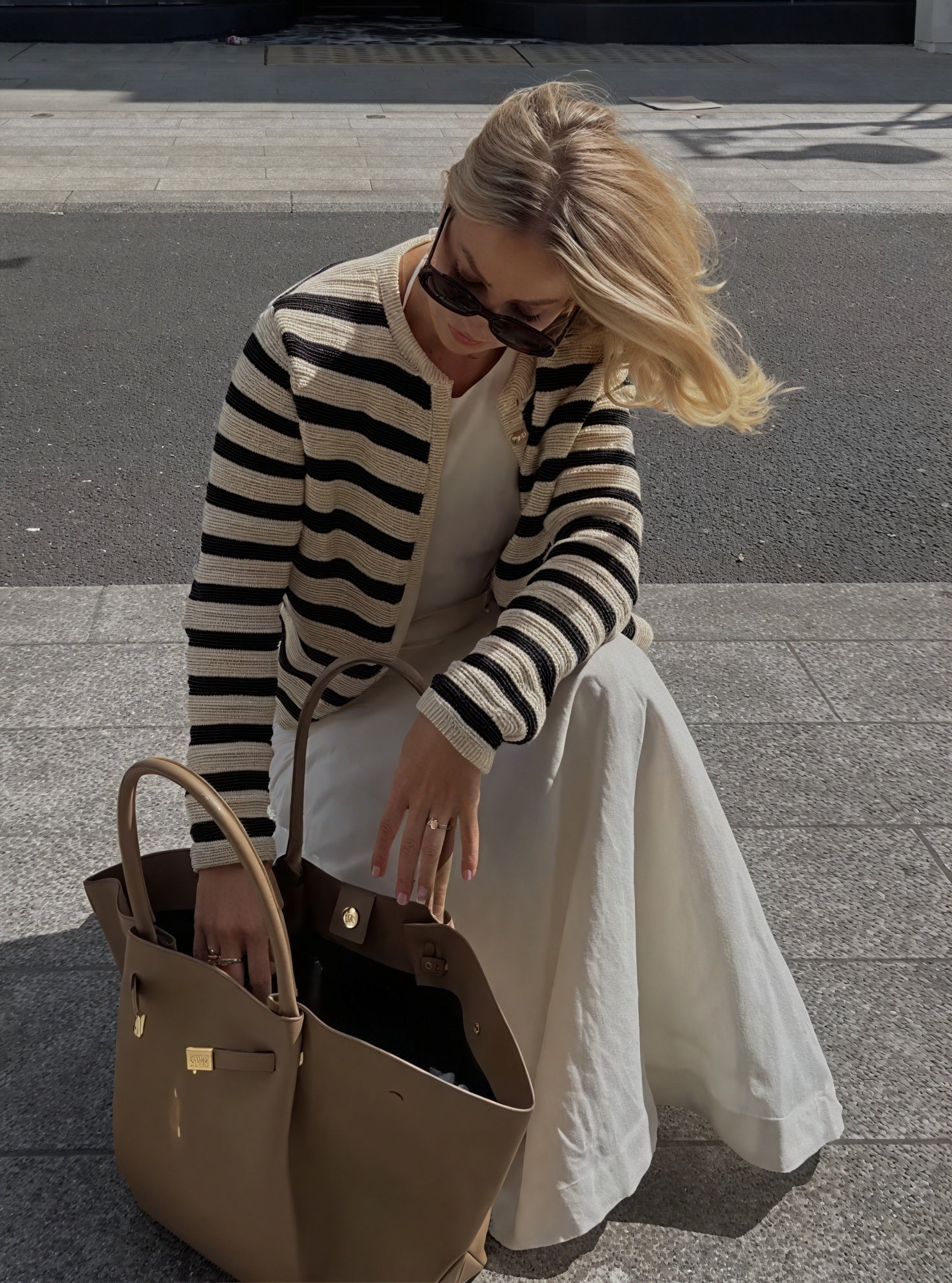 Gestreifte Strickjacke mit goldenen Knöpfen