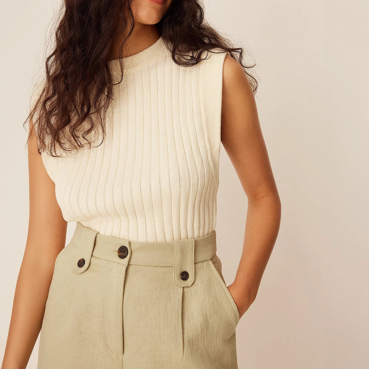 Geripptes Top mit hohem Kragen