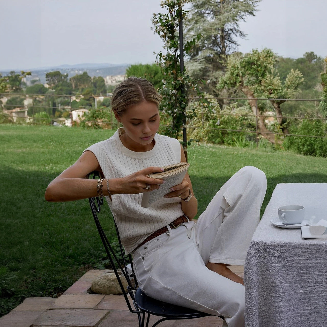 Geripptes Top mit hohem Kragen