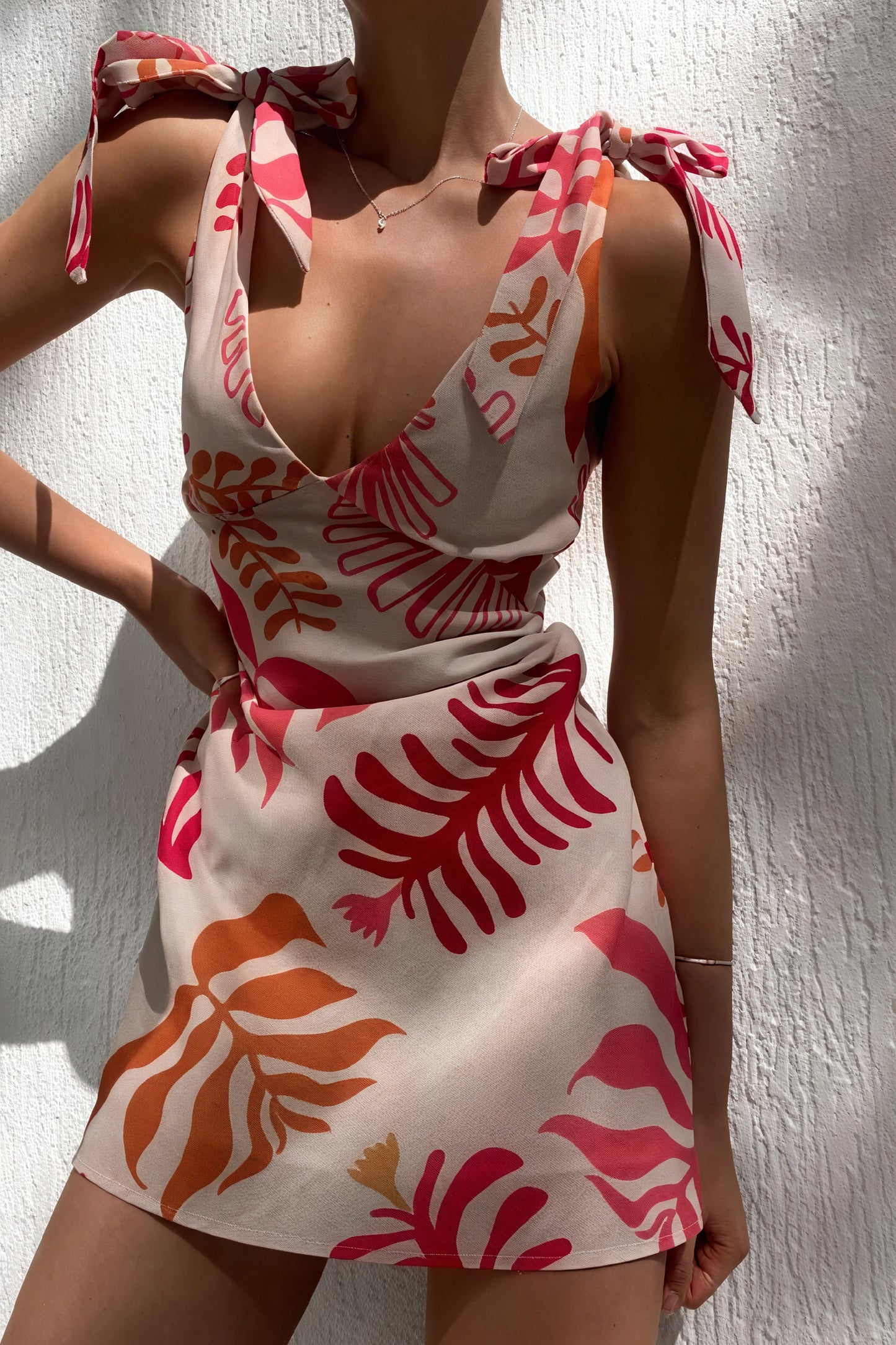 Geblümtes Mini-Kleid mit Trägern