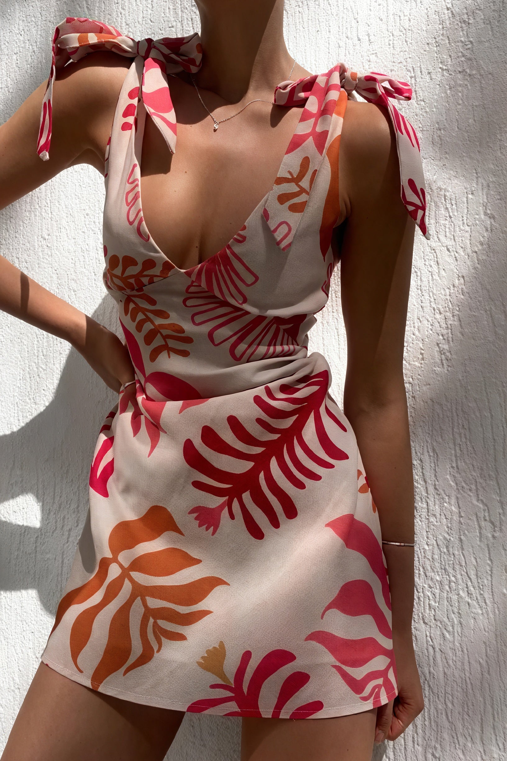 Geblümtes Mini-Kleid mit Trägern