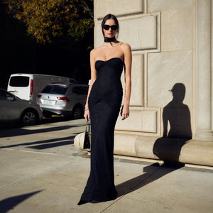 Funkelndes Abendkleid mit Asymmetrie