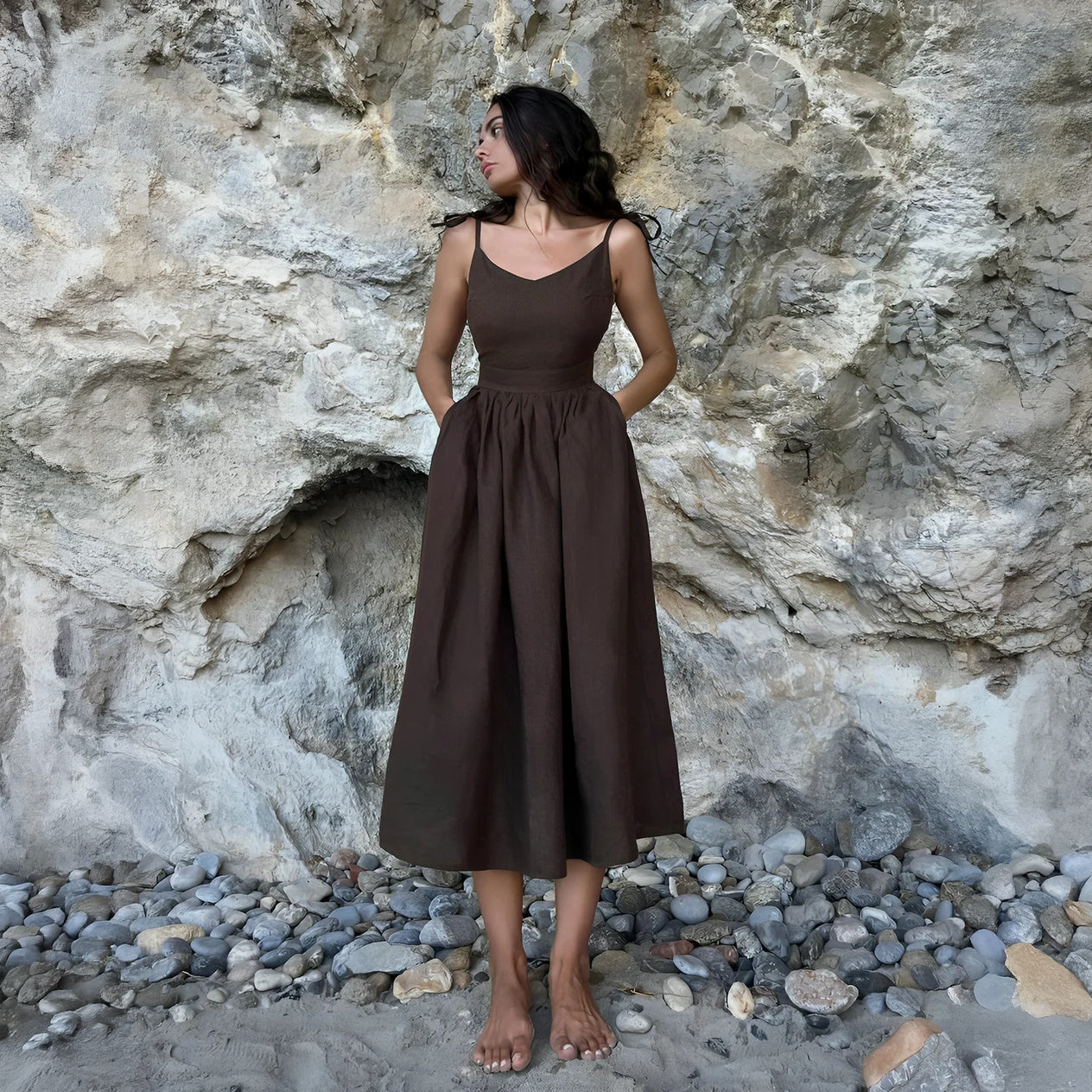 Fließendes Kleid mit femininen Details