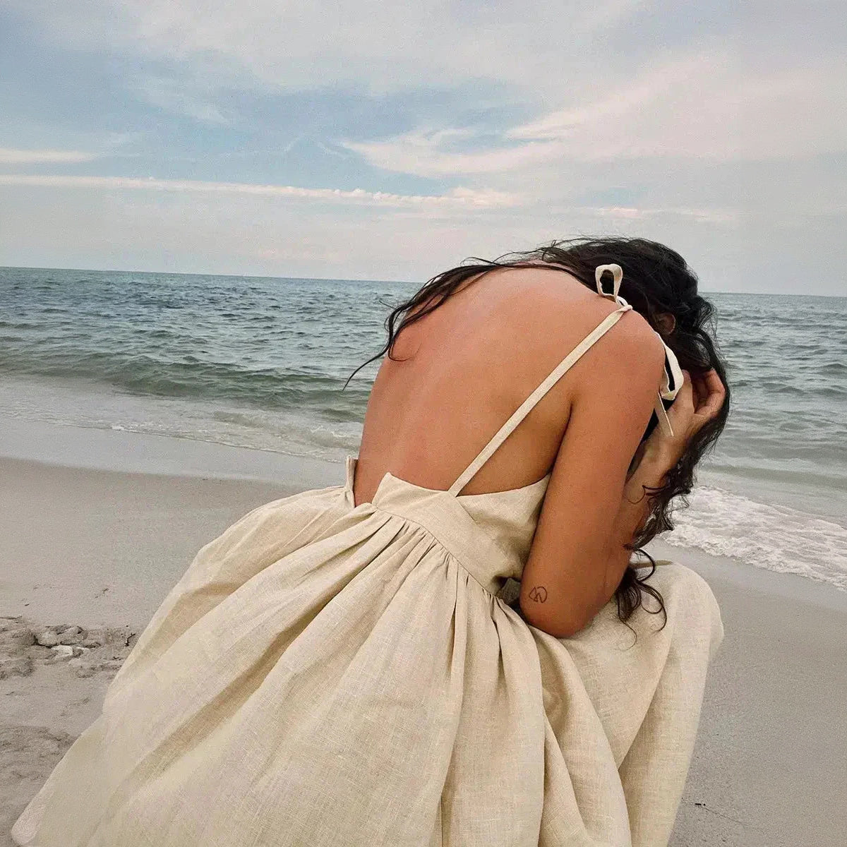 Fließendes Kleid mit femininen Details