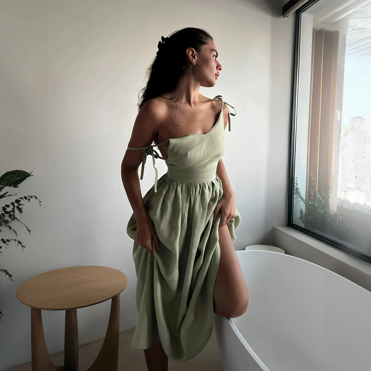 Fließendes Kleid mit femininen Details