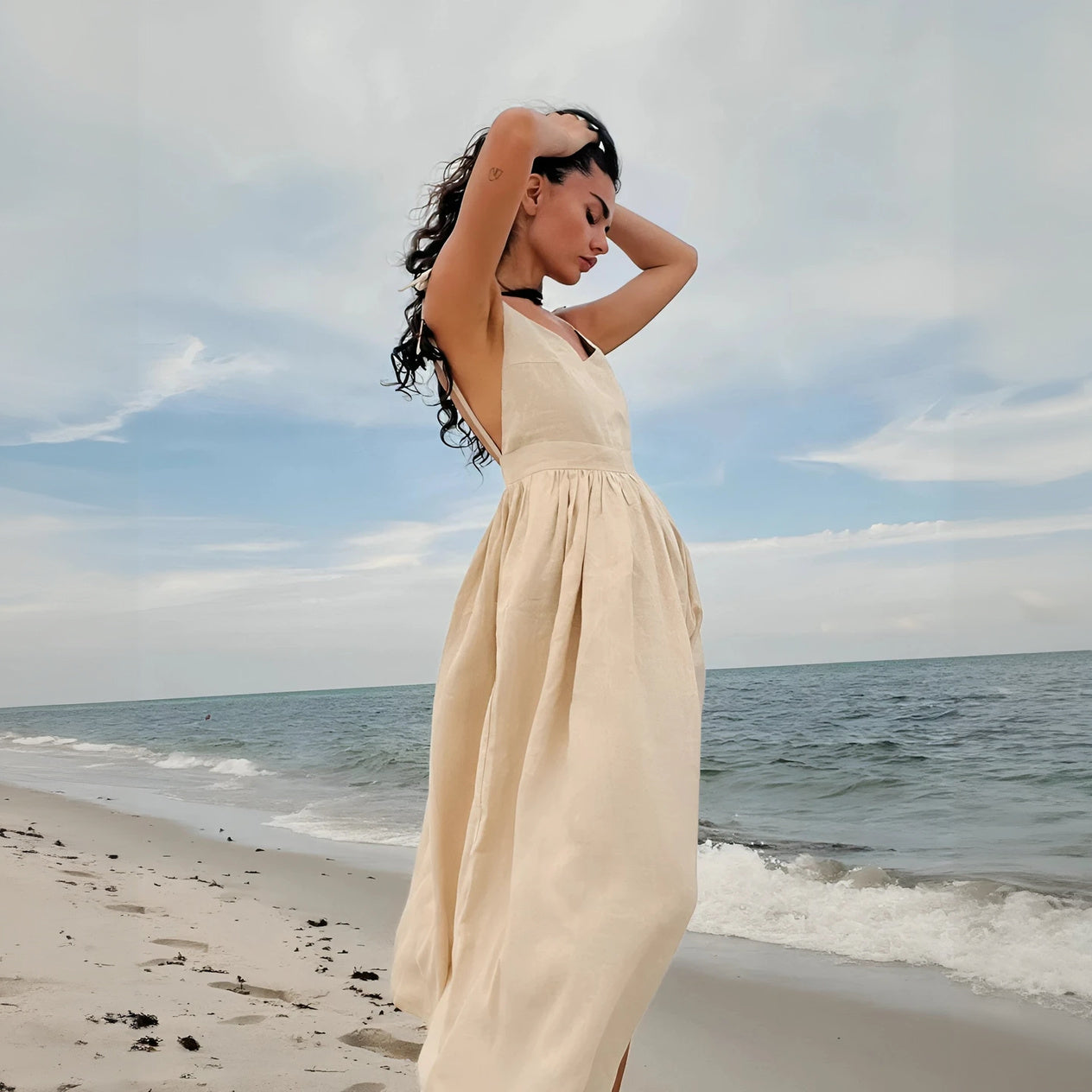 Fließendes Kleid mit femininen Details