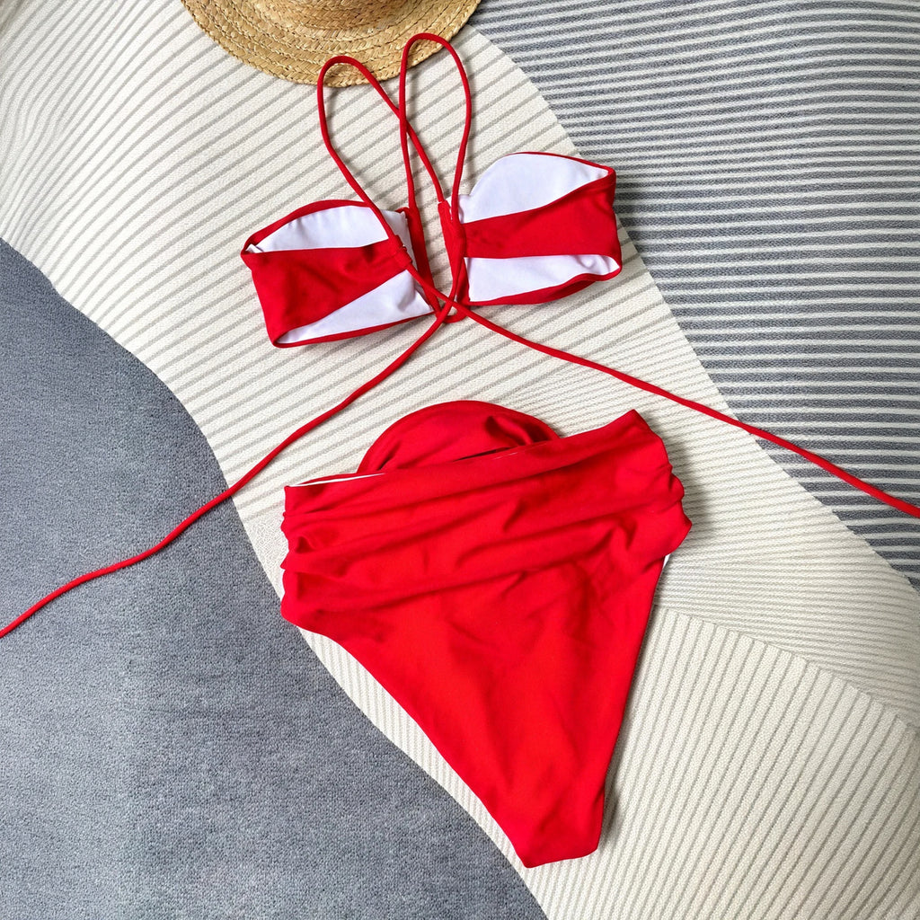 Sommerliche Bademode mit floralen Akzenten