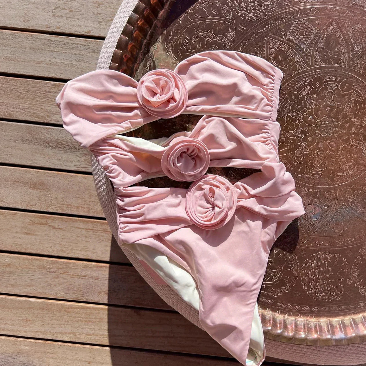 Elegantes Bade-Ensemble mit Rosetten-Akzenten