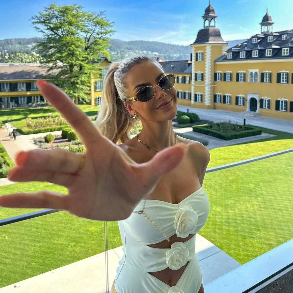 Elegantes Bade-Ensemble mit Rosetten-Akzenten