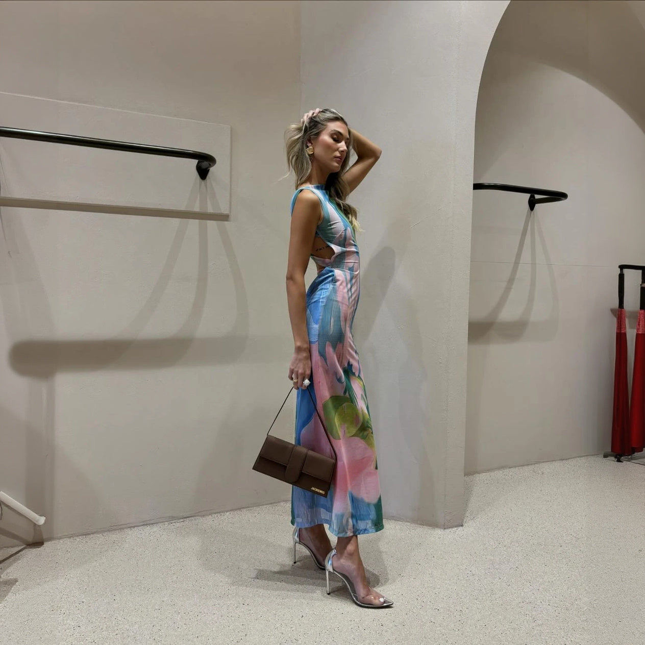 Figurbetontes Kleid mit floralem Muster