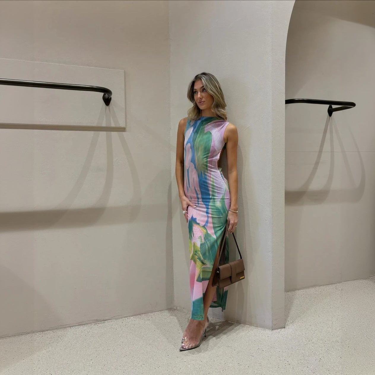 Figurbetontes Kleid mit floralem Muster