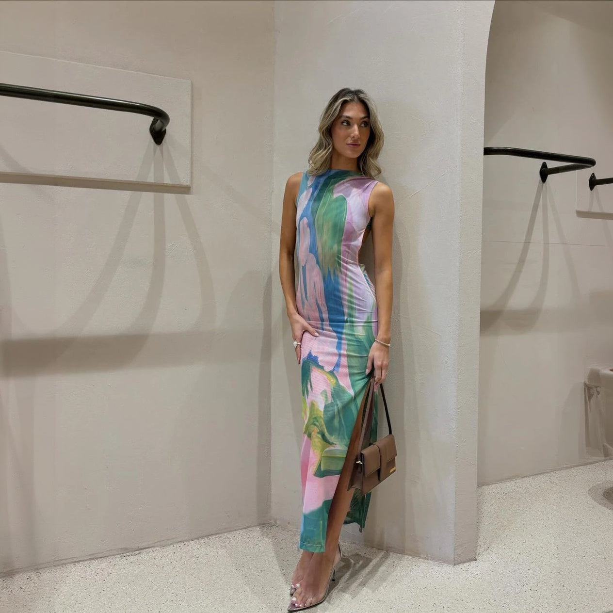 Figurbetontes Kleid mit floralem Muster