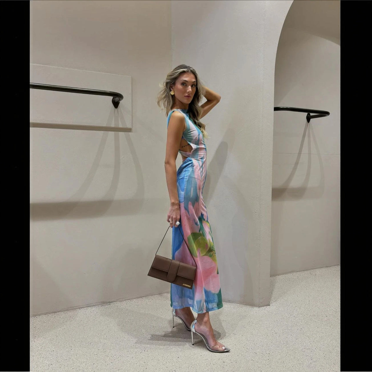 Figurbetontes Kleid mit floralem Muster