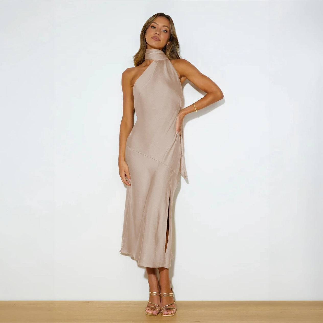 Elegantes Kleid mit asymmetrischem Schnitt