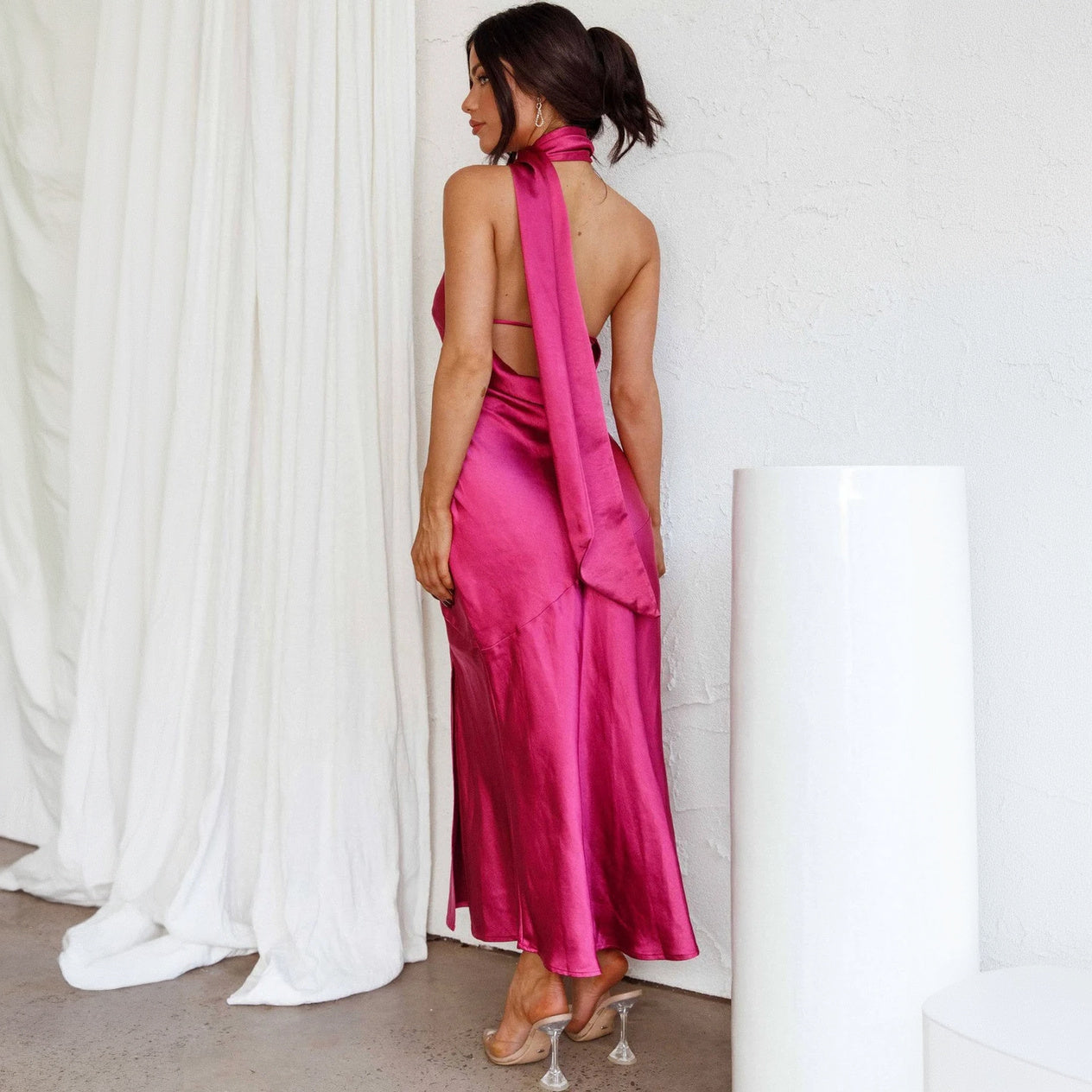 Elegantes Kleid mit asymmetrischem Schnitt