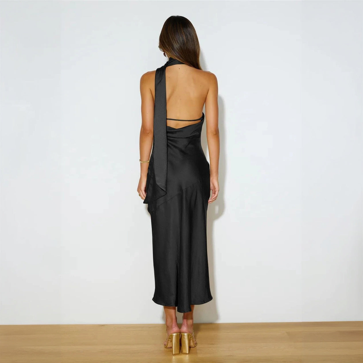 Elegantes Kleid mit asymmetrischem Schnitt