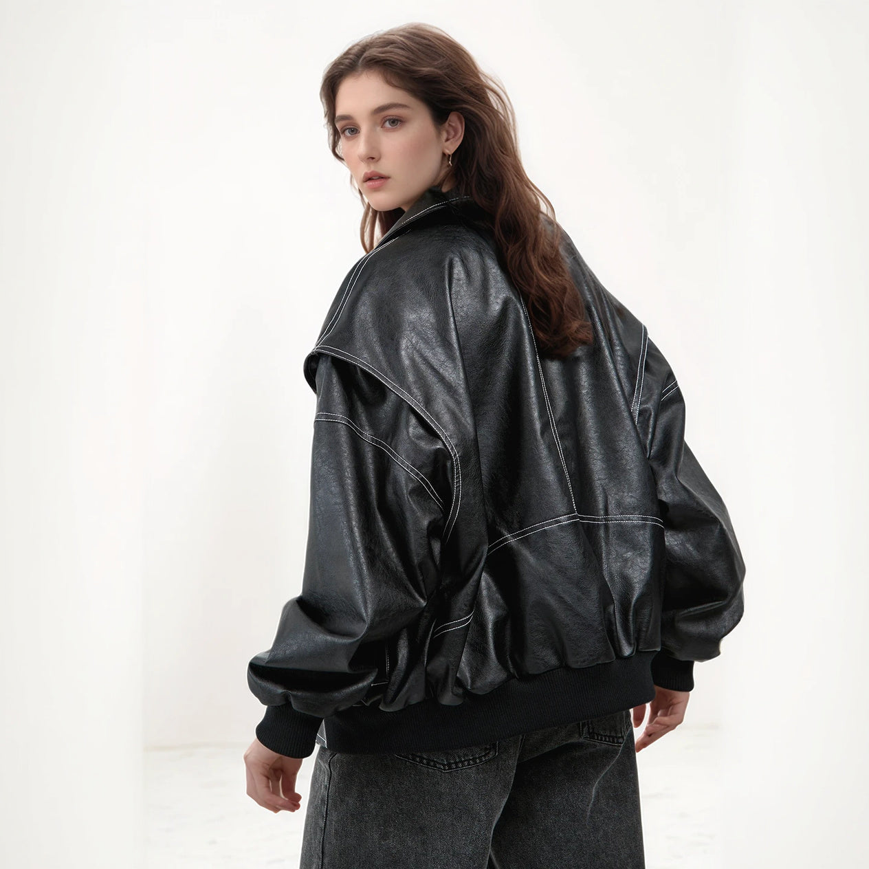 Moderne Jacke mit Kontrastnaht Detail