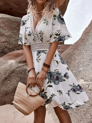 Geblümtes Kleid mit Spitzendetails