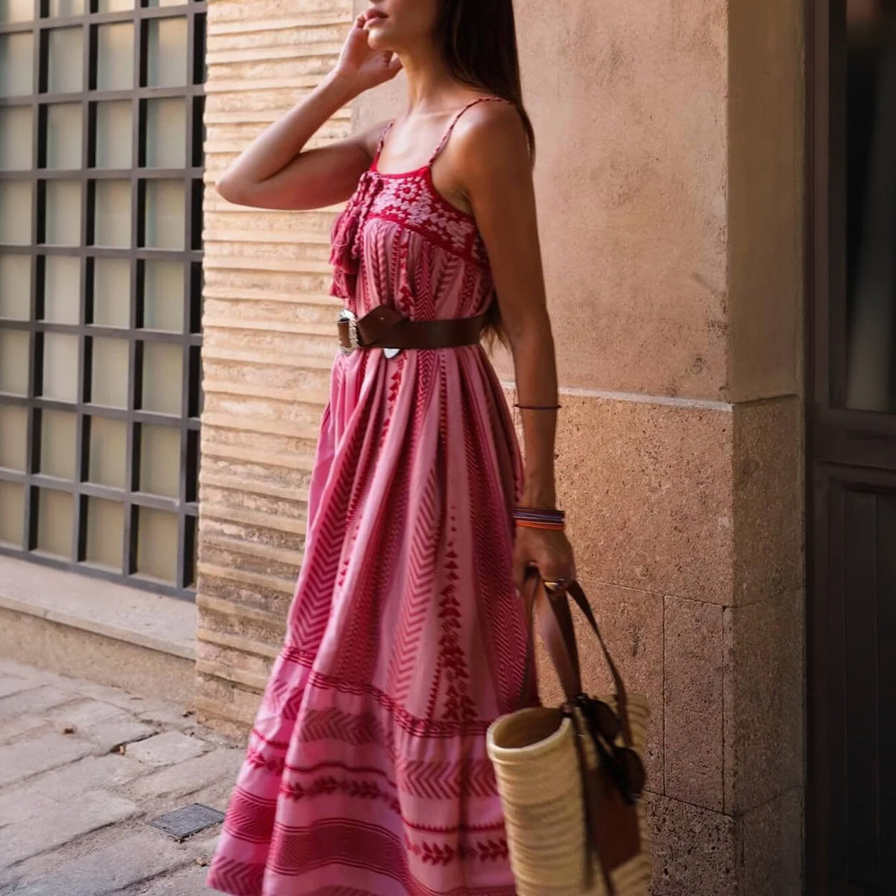 Fließendes Kleid mit Stickerei-Details