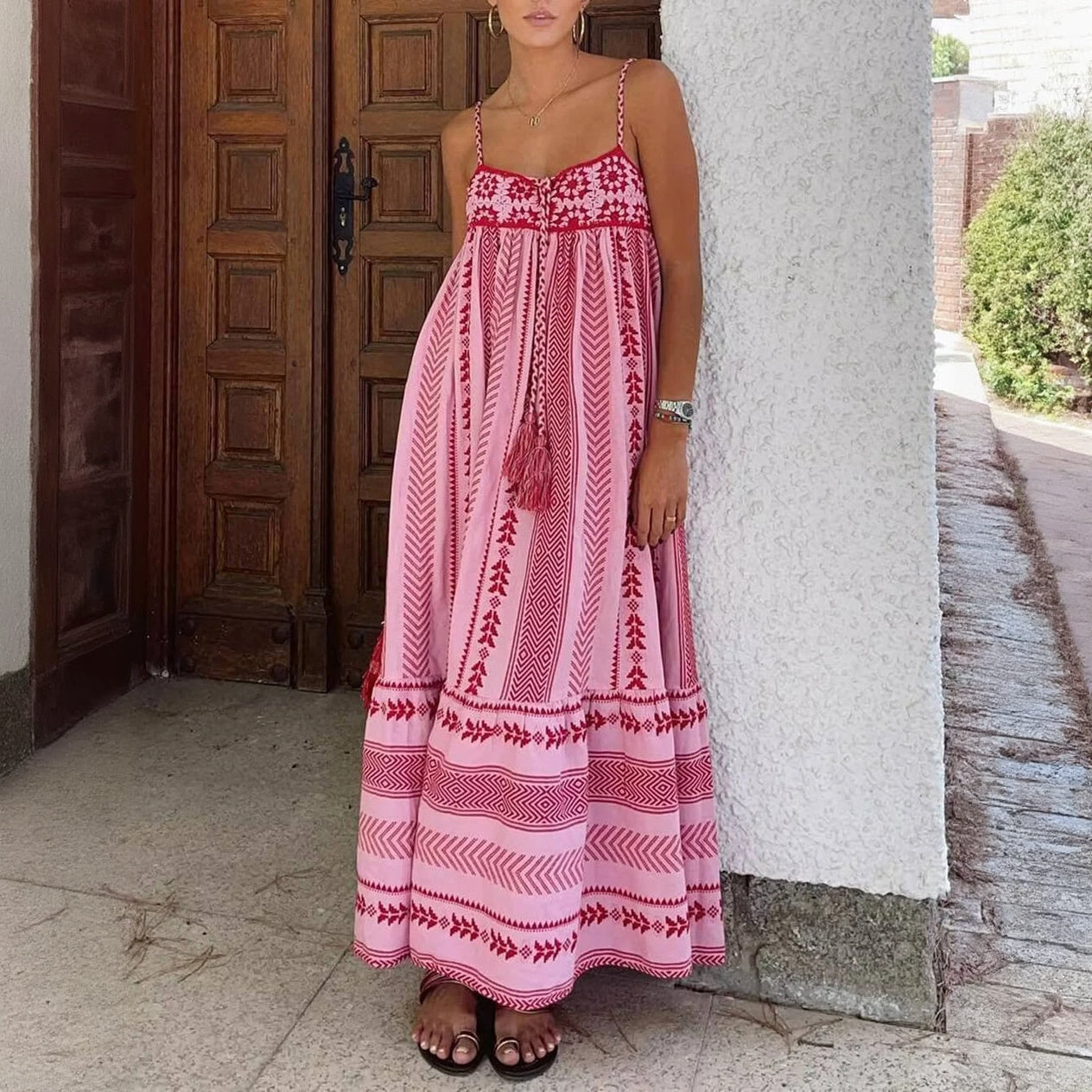 Fließendes Kleid mit Stickerei-Details