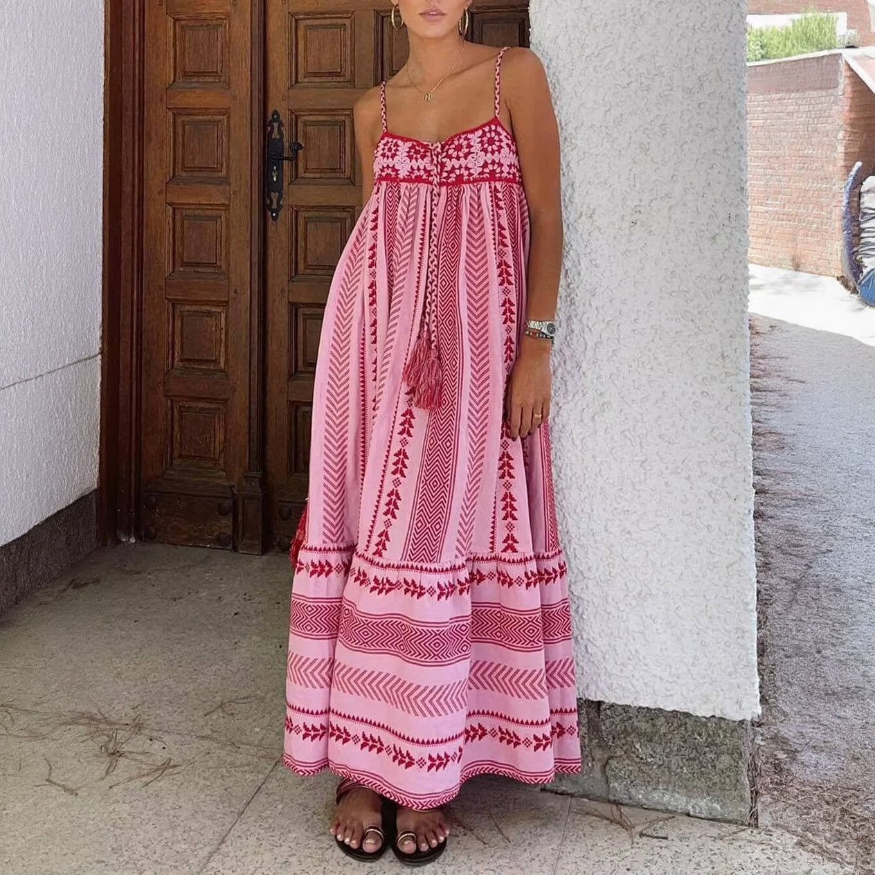 Fließendes Kleid mit Stickerei-Details