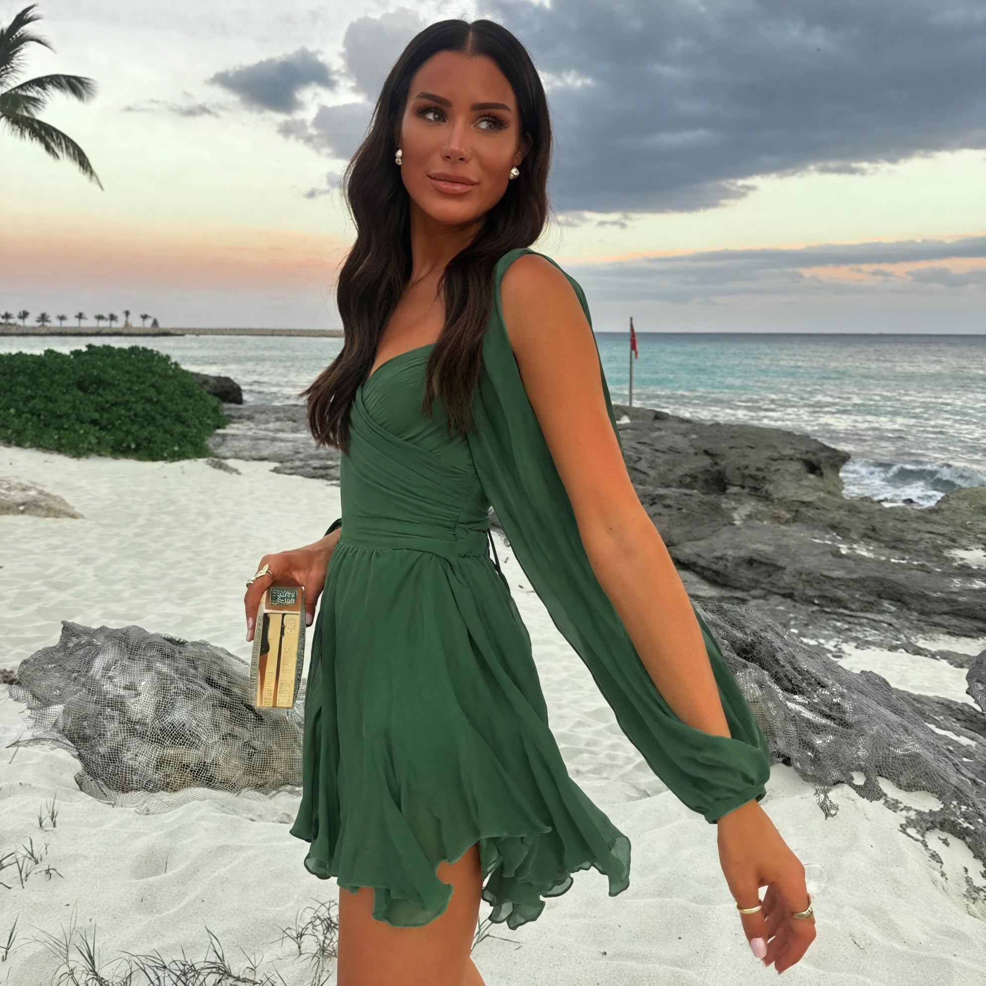 Fließendes Kleid mit verspielten Details