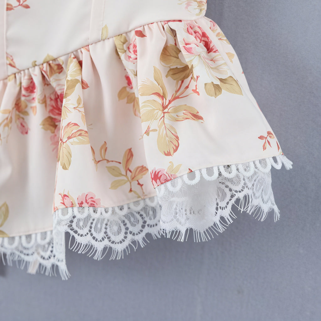 Romantisches Top mit floralem Muster