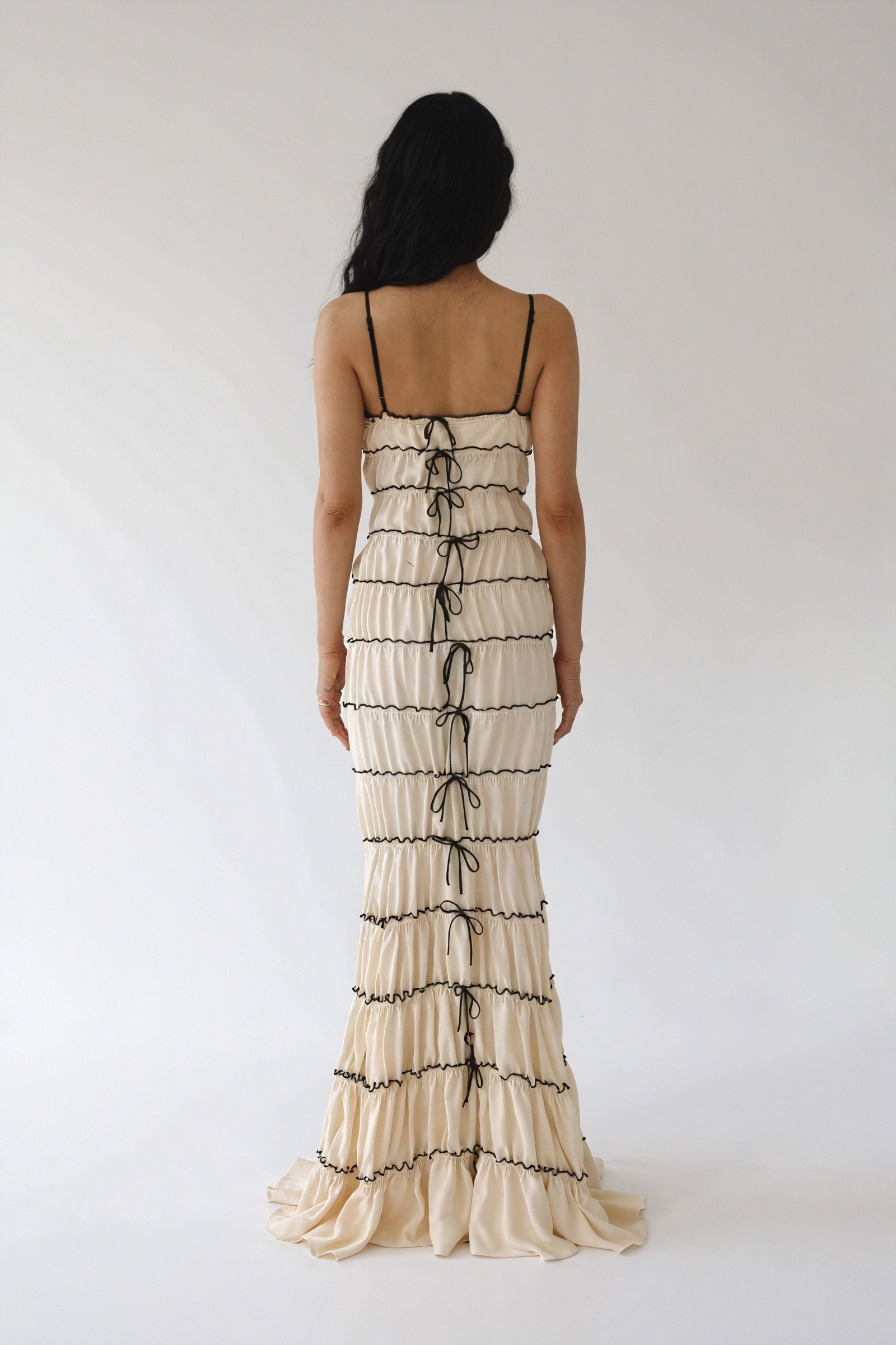 Fließendes Stufenkleid mit Schleifen