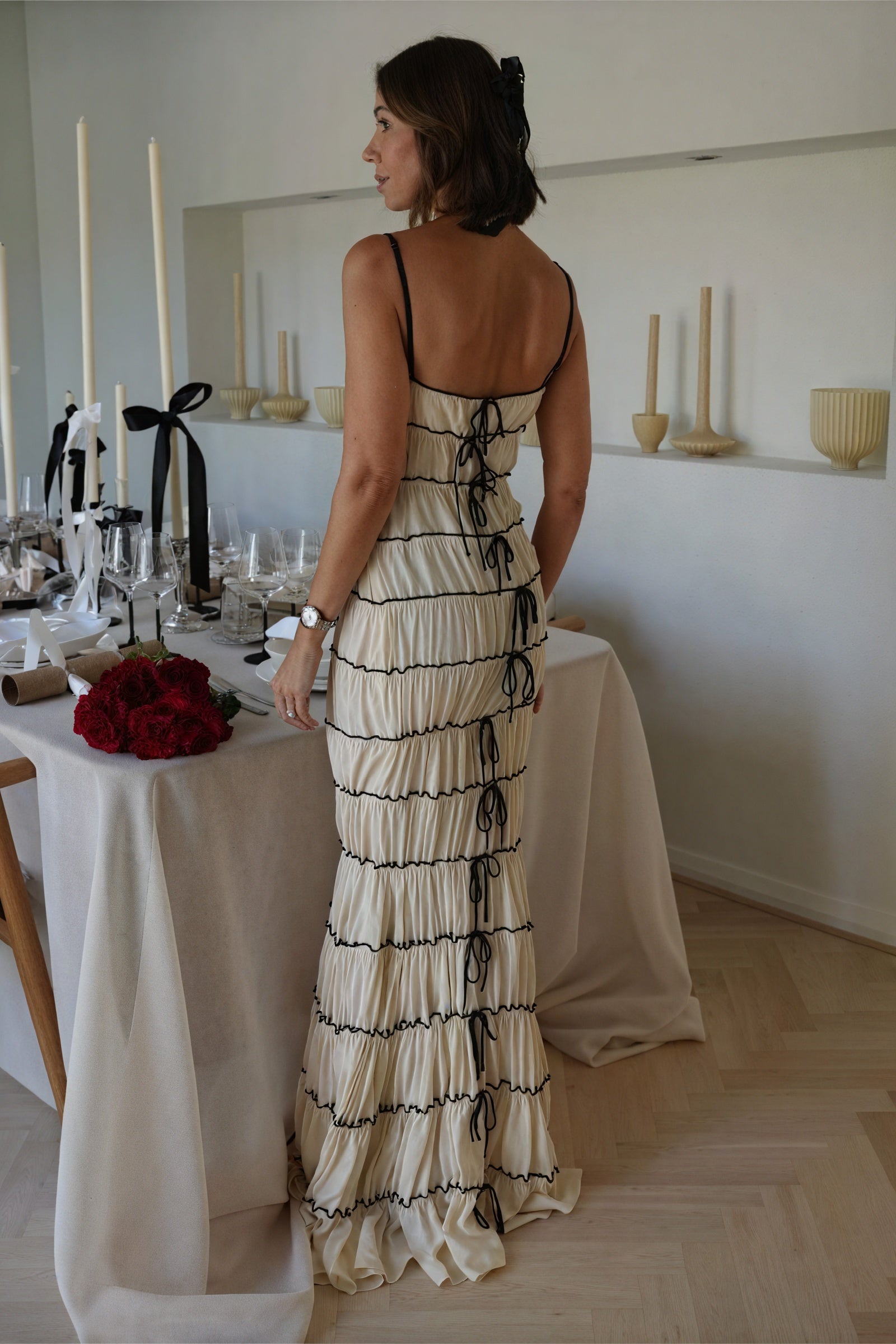 Fließendes Stufenkleid mit Schleifen