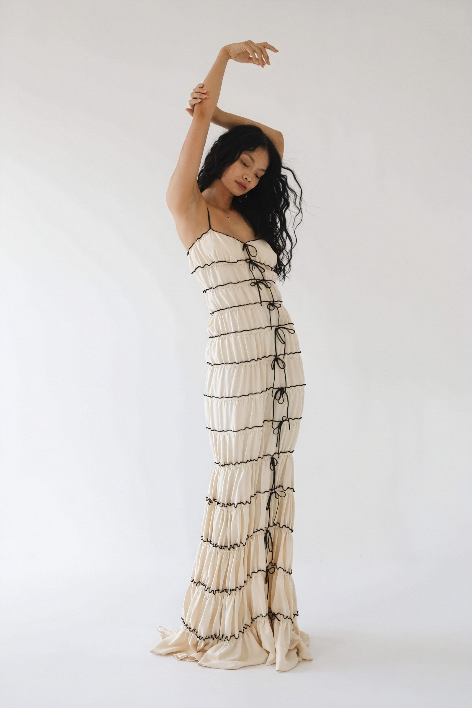 Fließendes Stufenkleid mit Schleifen