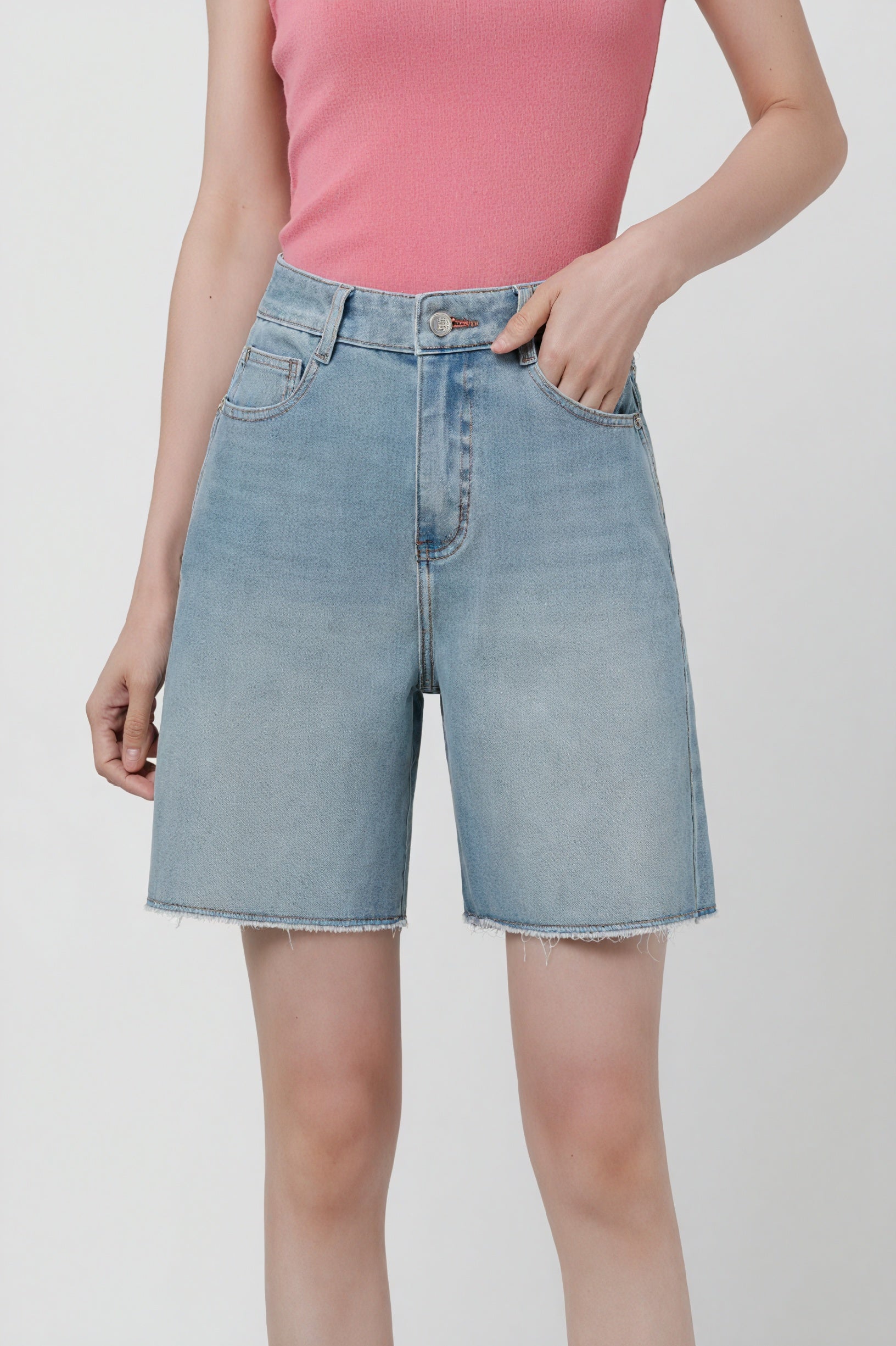 Denim Shorts mit Raw-Saum