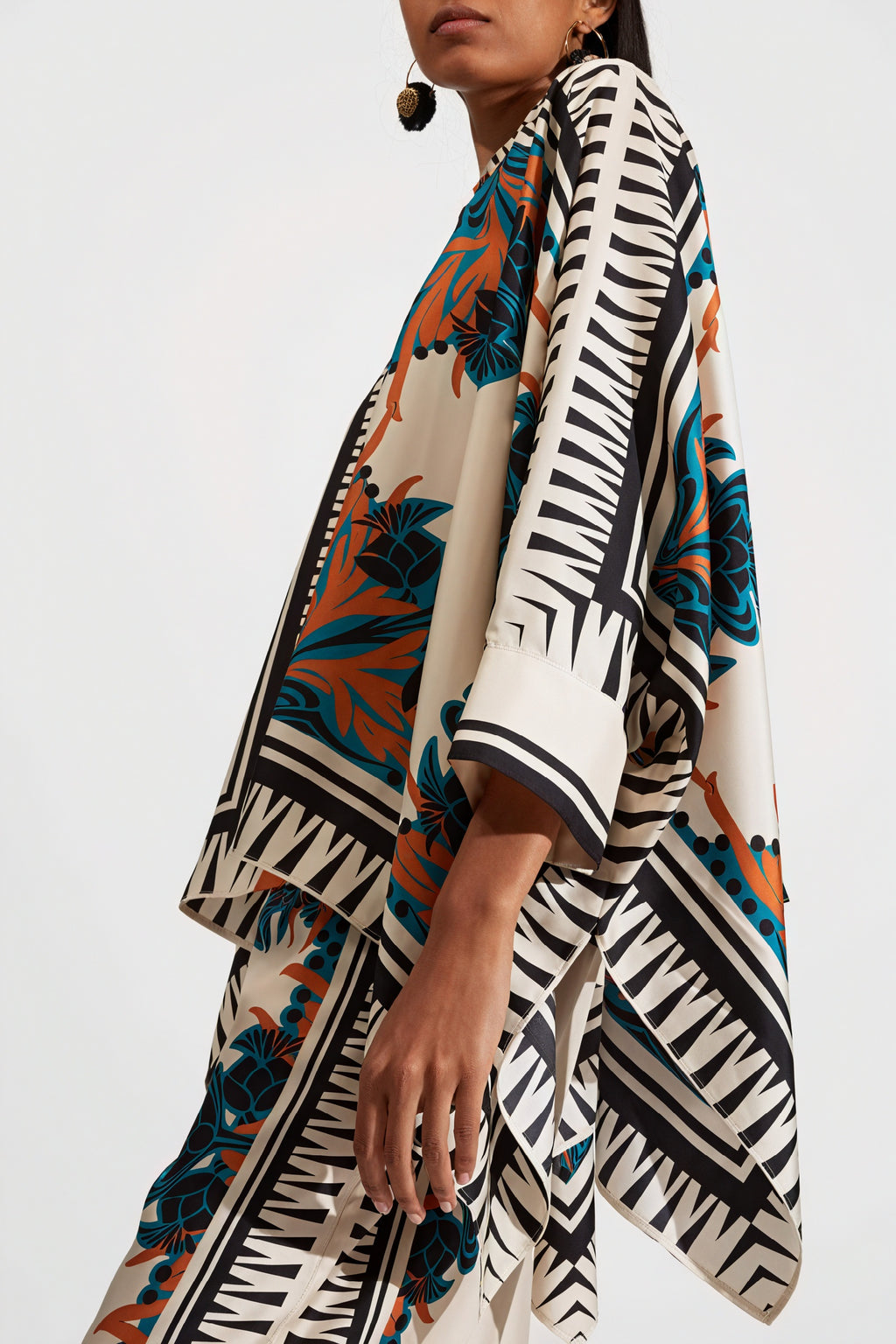 Fließender Anzug mit Muster