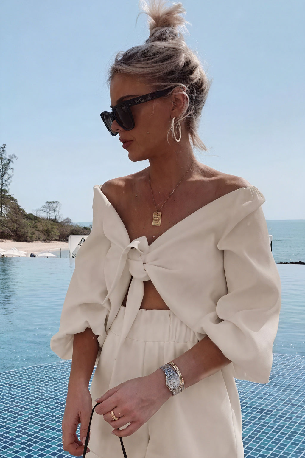 Verspieltes Top mit Bindedetail