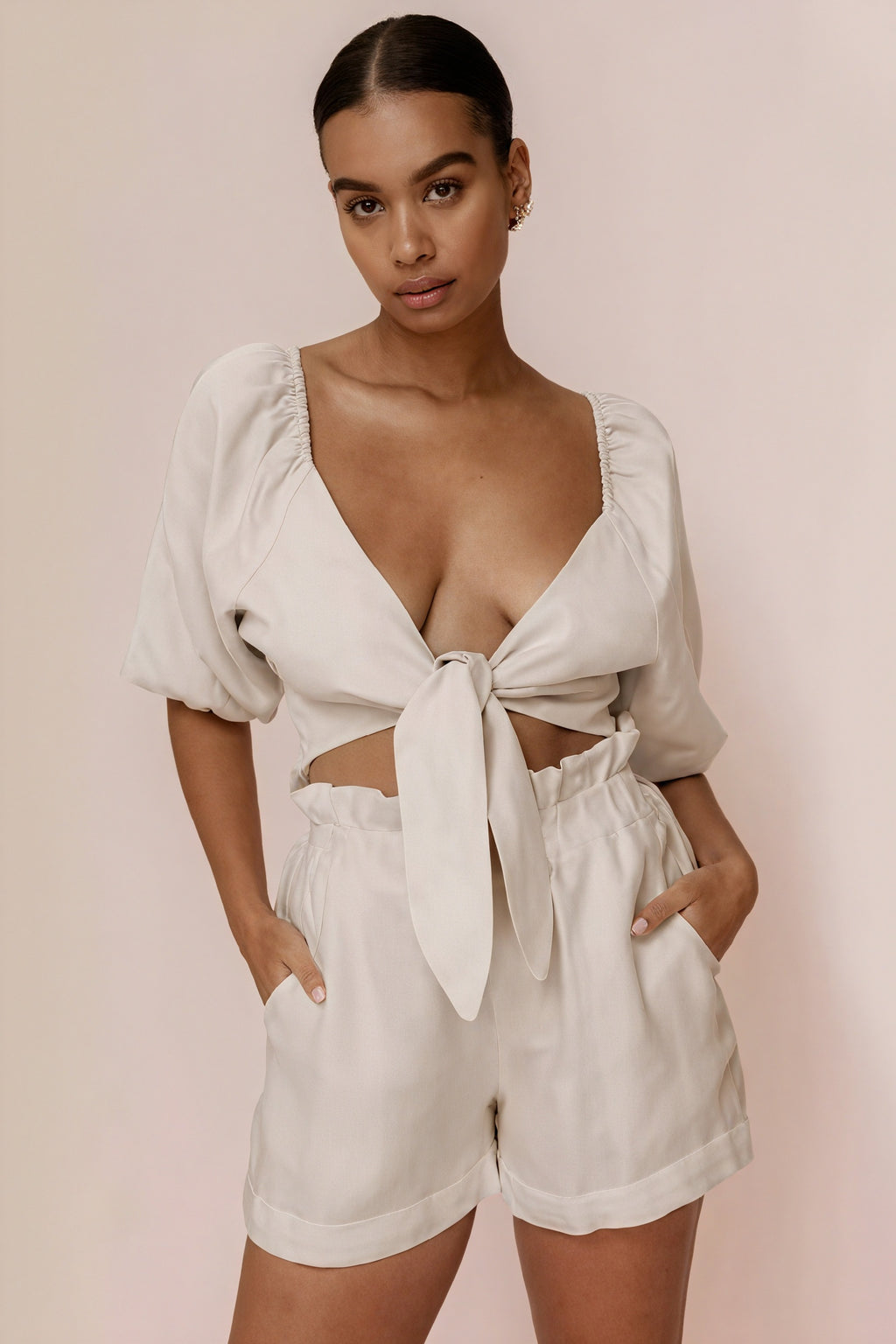 Verspieltes Top mit Bindedetail