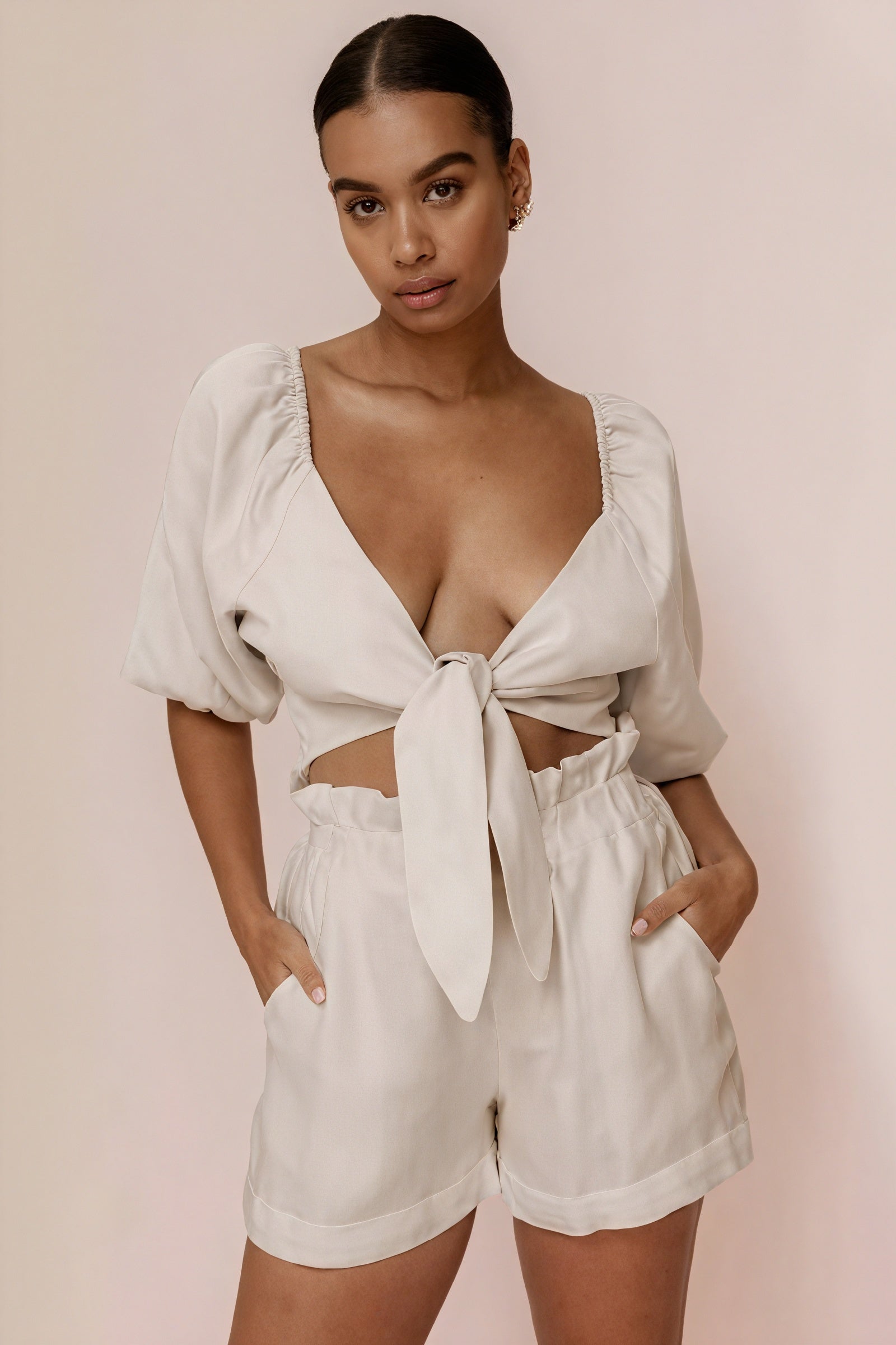 Verspieltes Top mit Bindedetail