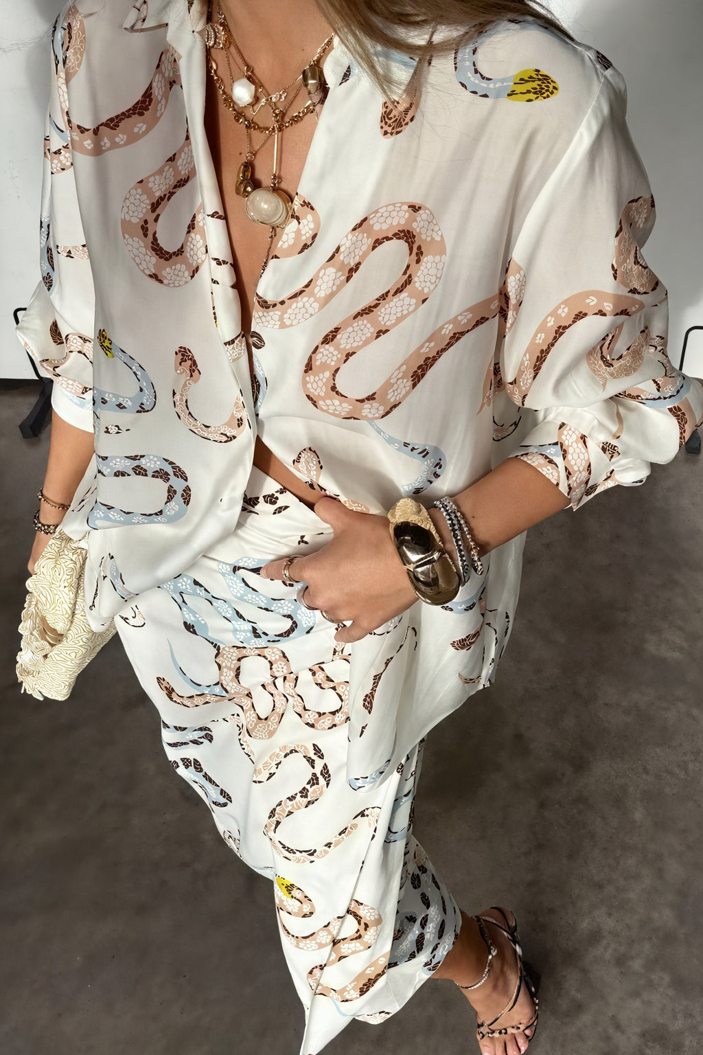 Schlangenmuster Ensemble mit Wickelrock