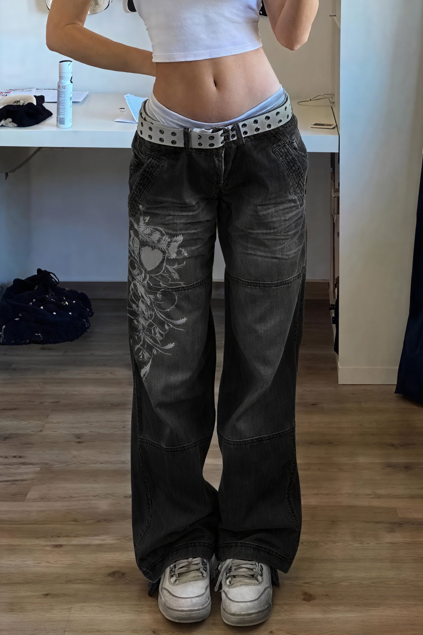 Baggy Jeans mit floralem Detail