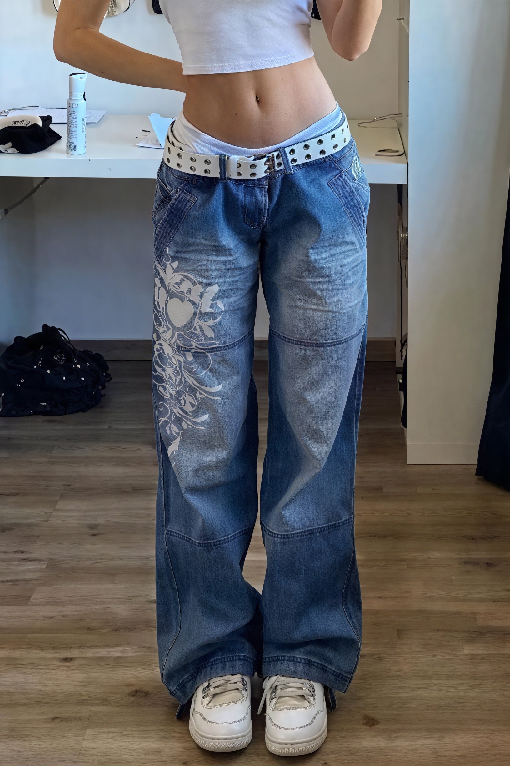 Baggy Jeans mit floralem Detail