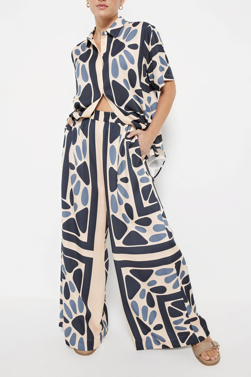 Abstraktes Kurzarm-Hemd mit Knopfleiste