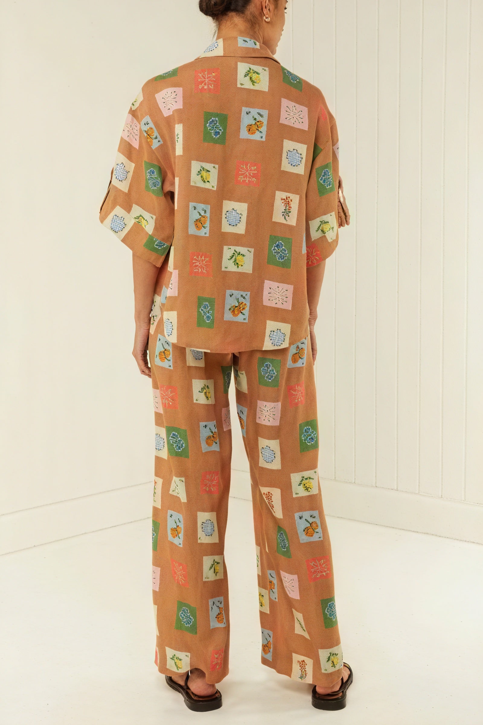 Gemusterter Anzug mit weitem Bein