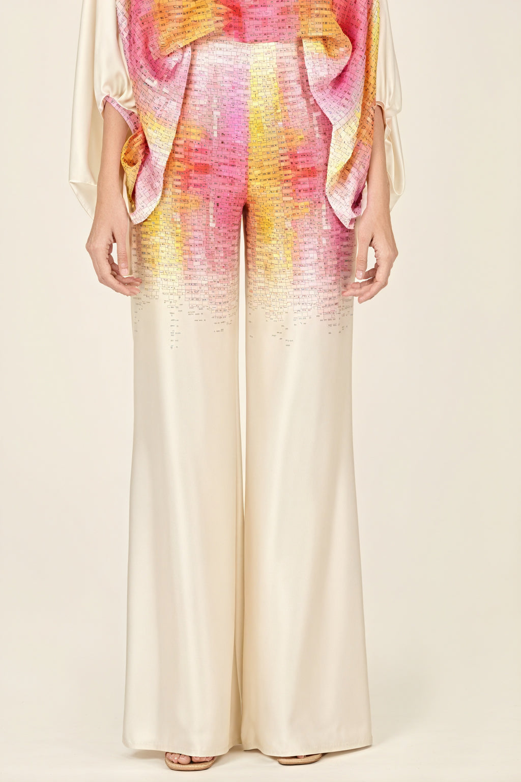 Fließender Anzug mit abstraktem Muster