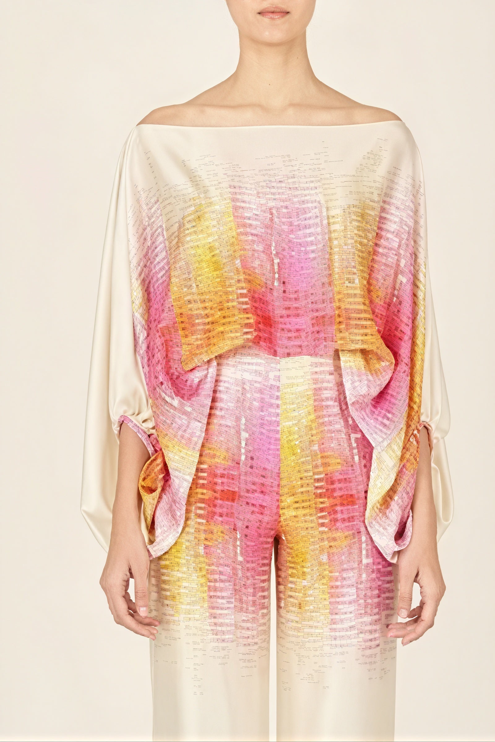 Fließender Anzug mit abstraktem Muster