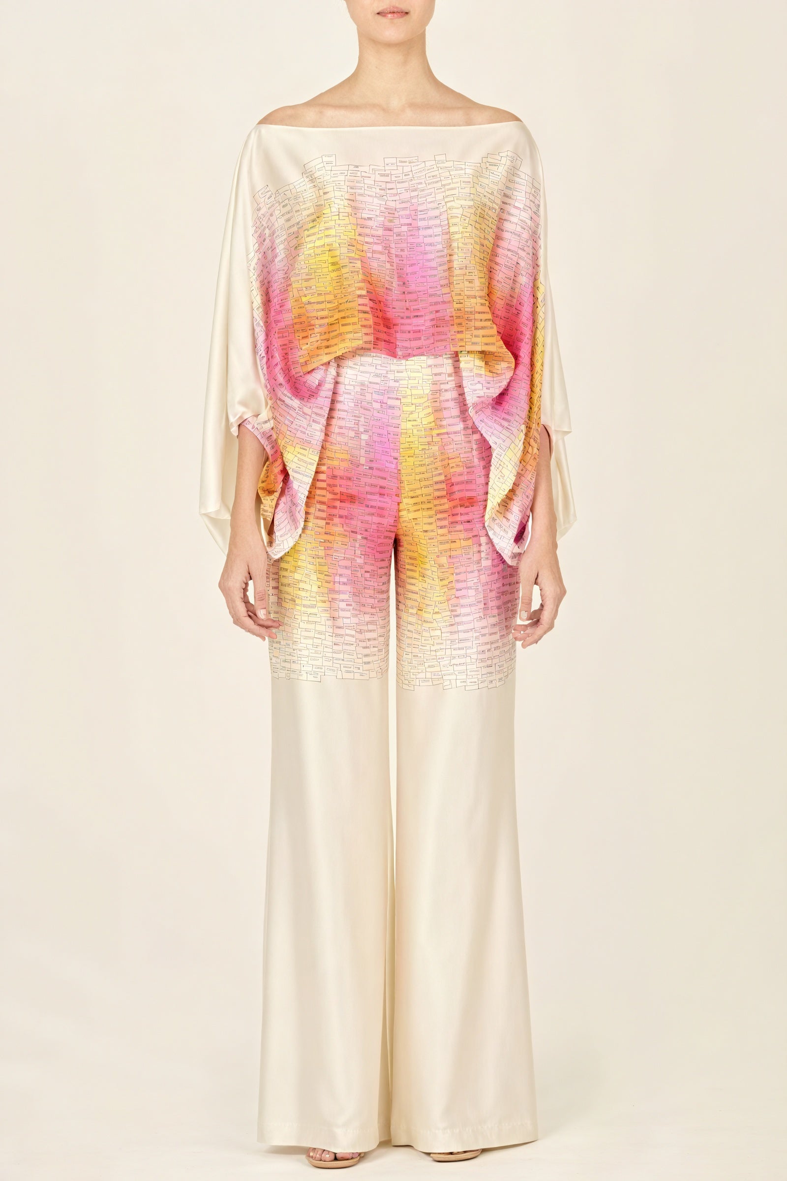 Fließender Anzug mit abstraktem Muster